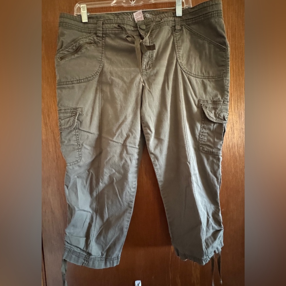Women’s cargo capri pants Sz 16
